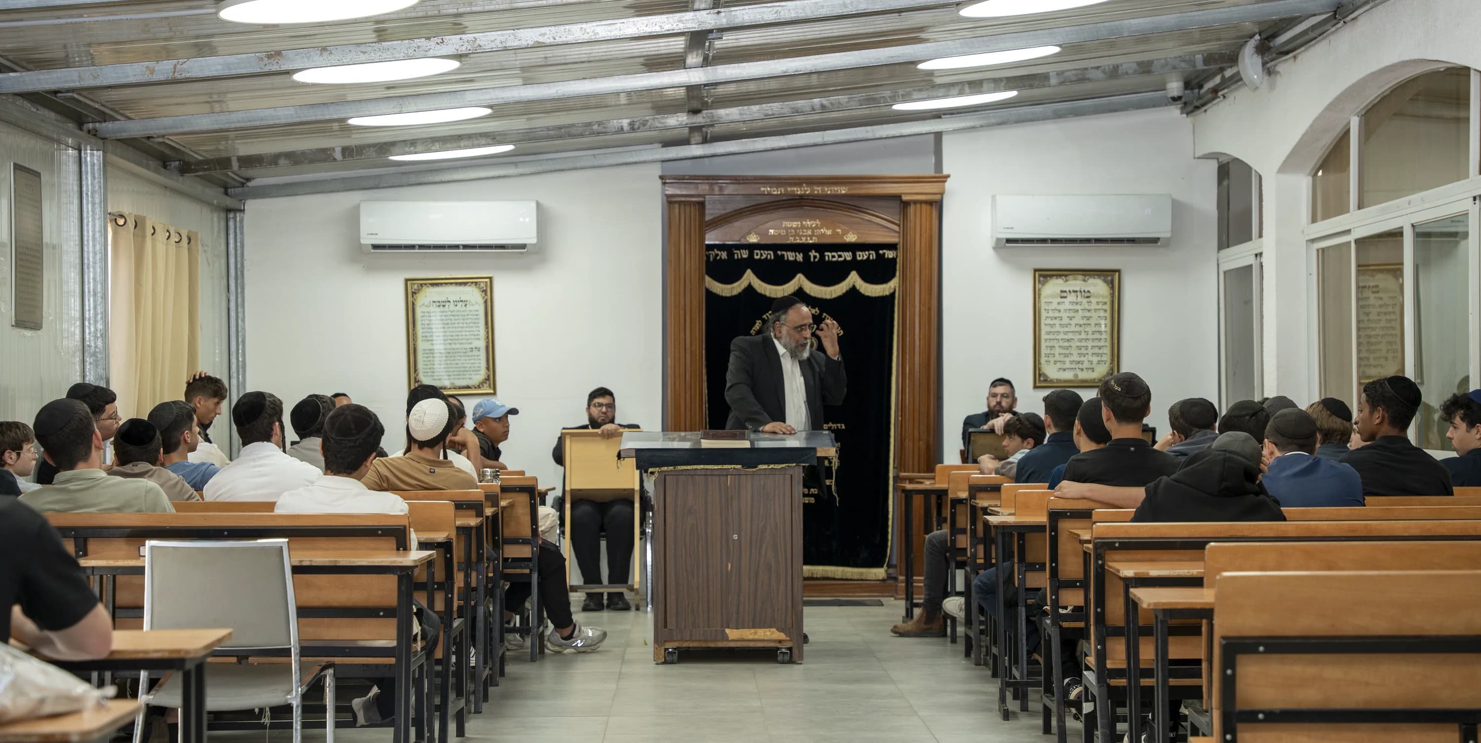 שיעור בהיכל הישיבה